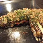 Takoyaki Okonomiyaki Sousaku Teppanyaki Mago Bee - 断面には紅ショウガがチラホラ