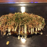 Takoyaki Okonomiyaki Sousaku Teppanyaki Mago Bee - 豚玉（\790）　楕円型でサイズは大きい　ボリューム大