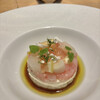 マンサルヴァ - 白アスパラ・南蛮エビ・レモン　下にはパンナコッタ、アサリとトマトのジュレ、ビスクソース、瘤蜜柑の香りをつけたオイル