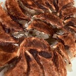 餃子の店　かめ - 生餃子20個¥1,000(持ち帰り)
家で焼きました
とても美味しかったです♪
タレと生唐辛子(？)が付いていて◎