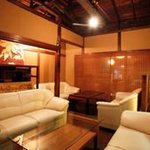 魚せん - ソファー席やテーブル席など、 大人数のご宴会も可能