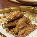はし田屋 - 人気の甘辛手羽、お店の方からススメていただきました！皮パリパリ、身はホロっといただける〜感じ！