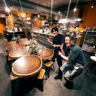 平日ランチ11:30から、深夜23時まで。