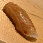 すが弥 - カンパチの砂摺り部位。二週間の熟成を経ました