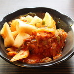 ・Two types of kimchi (Chinese cabbage, radish)