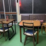 みちばた - 店内はどこか家庭的で落ち着いた雰囲気。気取らずゆっくり過ごせる、アットホームな空間です。