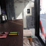 UNO - 入口付近のカウンター席（席毎に膝掛けが置いてあります）