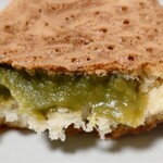 横浜くりこ庵 - 西尾抹茶のクリームたい焼き（断面）