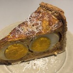 食堂アローカメラ - 鶏スパイスミンチとゆで卵のキッシュ