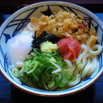 丸亀製麺 - 明太釜玉うどんの並です。(生たまごを温泉たまごに変更)