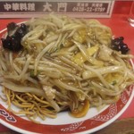 野菜たっぷり揚げやきそばは皿から溢れんばかりの量で美味しいです