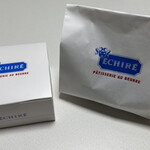 エシレ・パティスリー オ ブール - 左がサブレサンド、右の紙袋にマドレーヌとフィナンシェ