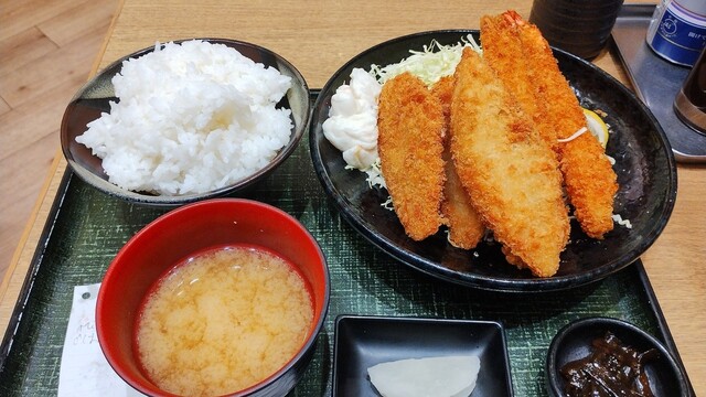 ドン助　様　　　１／２ Dondonkoro Yamasuke - Minatomirai/Kaisen-don (Seafood bowl) | Tabelog
