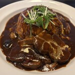 オムライス専門店 エグロン - ポークシチュオムライス（1980円　大盛＋100円）※食べログクーポン使用（通常＋200円）