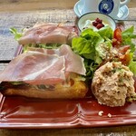BILLY'S CUP　COFFEE&ROASTER - 贅沢モーニングの生ハムサラダピザトースト(ドリンク料金➕890円)。