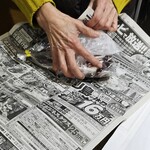 中央食品 - 昔ながらの古新聞包装。