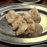 焼肉 天 - 牛ホルモン（シマチョウ）