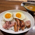 天馬咖喱 - 自家製ソーセージ＆ベーコンエッグ 大盛