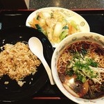 餃子の王将 - ランチ750。
            黒醤油ラーメン・しゃけ炒飯・イカの中華炒め。
            ラーメンは色味ほど辛くありませんでした。富山を意識？
            しゃけ炒飯に特筆はなし。茶碗に入れて欲しい…
            中華炒めはサッパリ塩味だけど、塩分多い。
            
            レギュラーメニューでは軽く1000円超えになるから、ランチを選択も、まあ毎度値段なりか。。。
            
            時間なく安定感で選んだが、ある意味いつもの安定感がありました。