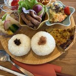 ナチュラルフーズ柳島キッチン - まんまるのおにぎりは玄米も選べます