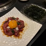 焼肉 神宮 - 九州黒毛和牛炙りサーロインユッケ　1,958円