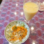 インディアンダイニング カルカ - サラダ&選べるドリンク付き。こちらはマンゴーラッシー氷抜き