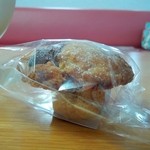 クタクタ - りんごとチョコの自家製キャラメルマフィンの横からの姿。