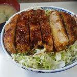 とんかつ美よし - ソースかつ丼　600円。丼にご飯、キャベツの千切り、上質の柔らかいヒレ肉の順に載っています。ソースかつ丼専用の酸味が少ない少し甘めのソースがご主人によりかけられての提供となります。超お得メニュー