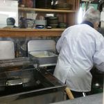 とんかつ美よし - 優しいご主人の後ろ姿。仕事は丁寧で、安心感があります。流石ベテランです。