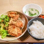 아카카라 누마즈점 - 赤から特製 唐揚げ定食(税込869円)。