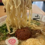 からみそラーメン ふくろう - 料理写真:麺リフト