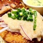 ビアハウス 森卯 - メンチカツバーガー。凄いボリューム感