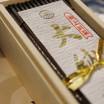 大坂屋本店 - 十六瓣（べん）菊（きく）の代紋（だいもん） 
