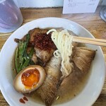 焼豚ラーメン 三條 - 料理写真:麺リフト