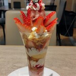銀座コージーコーナー - 料理写真:苺の春パフェ
