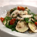 ラ・パスタイオーネ - 生食マッシュルームと野生種ルッコラのサラダ