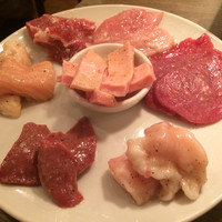 うしごろバンビーナ 恵比寿本店 - ホルモン盛り合わせ