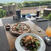 Sunset Point Amed Bali - 料理写真:ピザ、ポテト、サラダ等はいただけます。