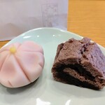 大岡屋製菓舗 - 練切（梅）　と　村雨巻　村雨巻いい感じ。美味しい。