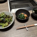 燒肉Ushigoro 梅田店 - チョレギサラダ、キムチ、ワカメスープ
