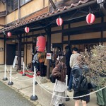 うどん・そば 権兵衛 - 退店しても まだ行列は途切れてなかった⤵︎