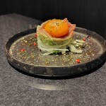 酒呑倶楽部 つなよし - マグロとアボカドのタルタル濃厚卵のせ