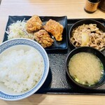 吉野家 - 料理写真:待たずに2名掛けテーブルに座り12:30に提供。その後すぐに満席お待ち状態に。ファミリー客が多い。ご飯大盛は想定よりも大盛だった。