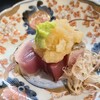 京はし なが尾 - ⑤炭火炙りヨコワ鮪(本鮪幼魚)、大根卸載せ
皮から1/3迄をほんのり火入、グラデーションが美しく、加熱で脂を活性化して旨みを引出しています