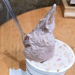 伊太利亜のじぇらぁとや - 上がストロベリーチョコで下がストロベリーミルフィーユです。