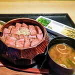 最飛Hidagyu Shabusukiya 馬喰一代 名古屋WEST - 【限定20食】馬喰ひつまぶし御膳 (一品／自家製豆富／サラダ／飛騨牛ひつまぶし／香の物／味噌汁／デザート) 3126円