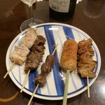 串焼すぎうら - 左から、軟骨、カシラ、タン下、つくね、皮