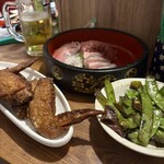 ハムカツ トモちゃん - おつまみのお刺身、手羽先の唐揚げ、インゲン豆の炒め物