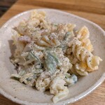 もつ焼き ジョン - ぬたが売り切れてたのでマカロニサラダを最後までのお通しに。