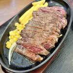 ビッグシェフ亭 - 肉の下には玉ねぎが敷かれていて、コーンとポテトフライも添えられています。